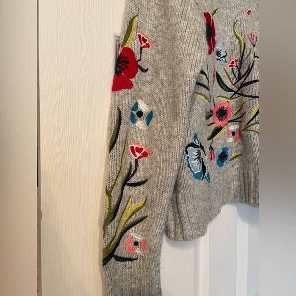 Romeo + Juliet Crewneck Floral Embroidered Sweater Size S EUC - Picture 11 of 11